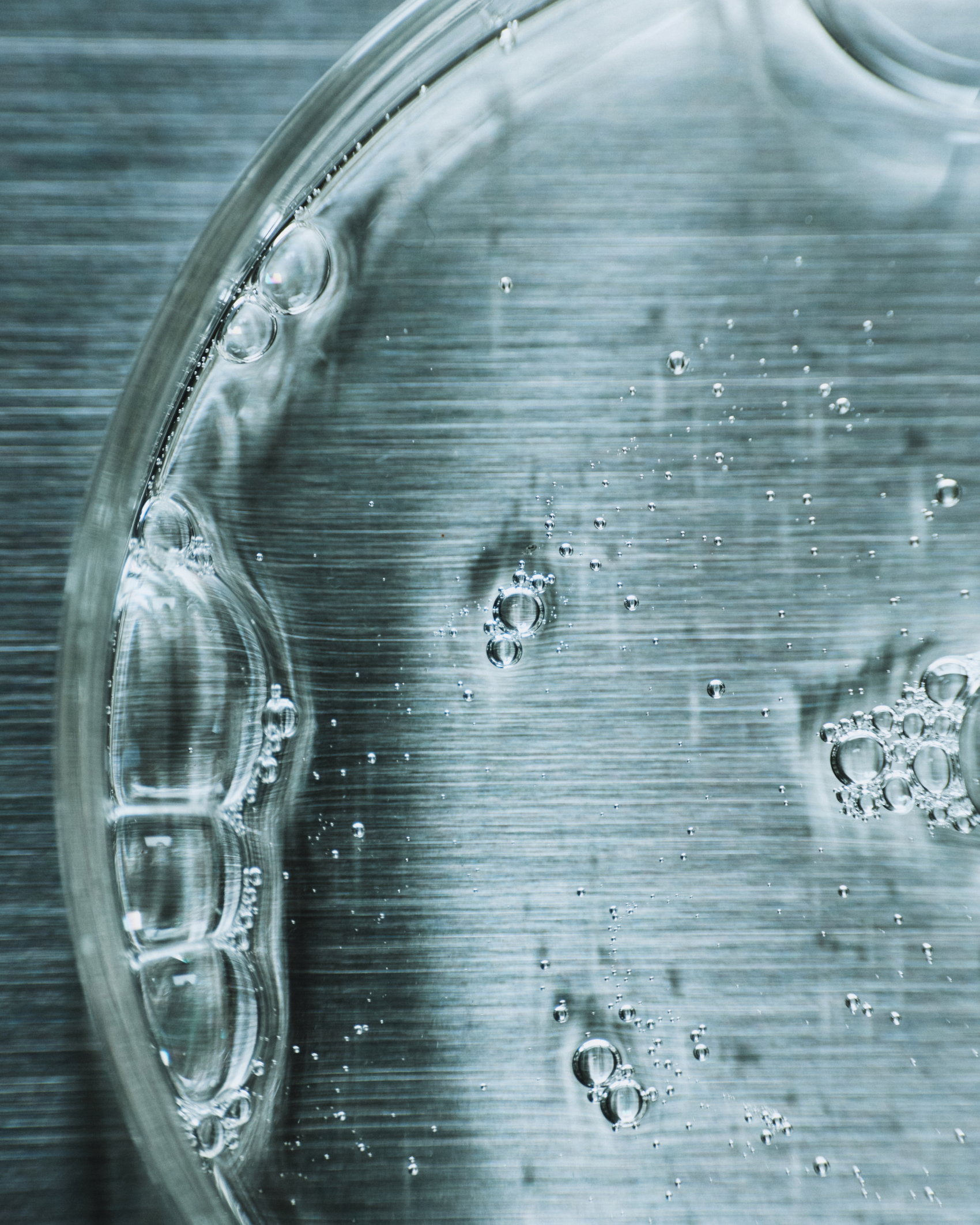 Clear shampoo texture with fine air bubbles